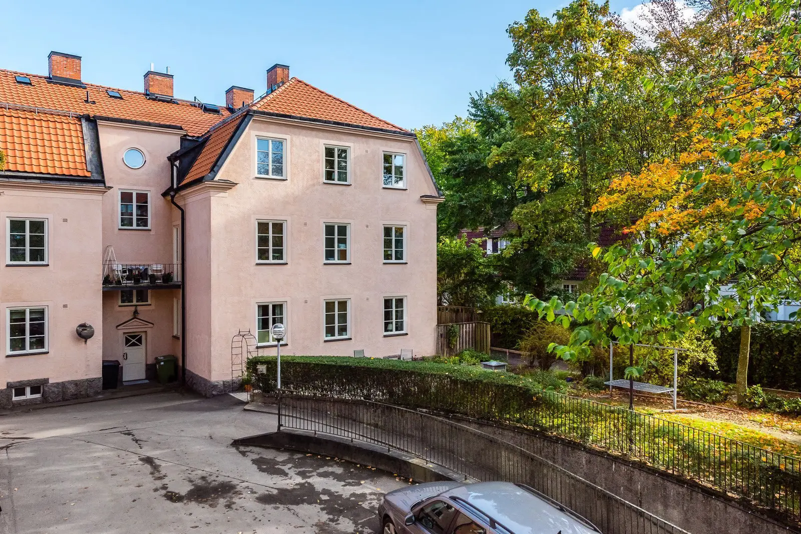 Image 1 of 41 of Alvgatan 2