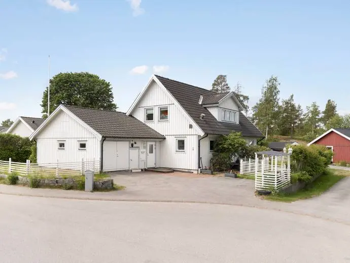 Image 1 of 21 of Ängshöksvägen 11