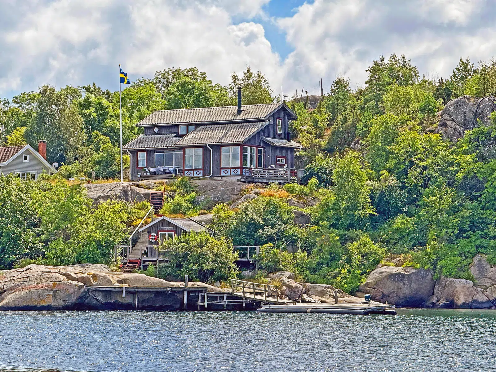 Image 1 of 21 of Valö Hölja