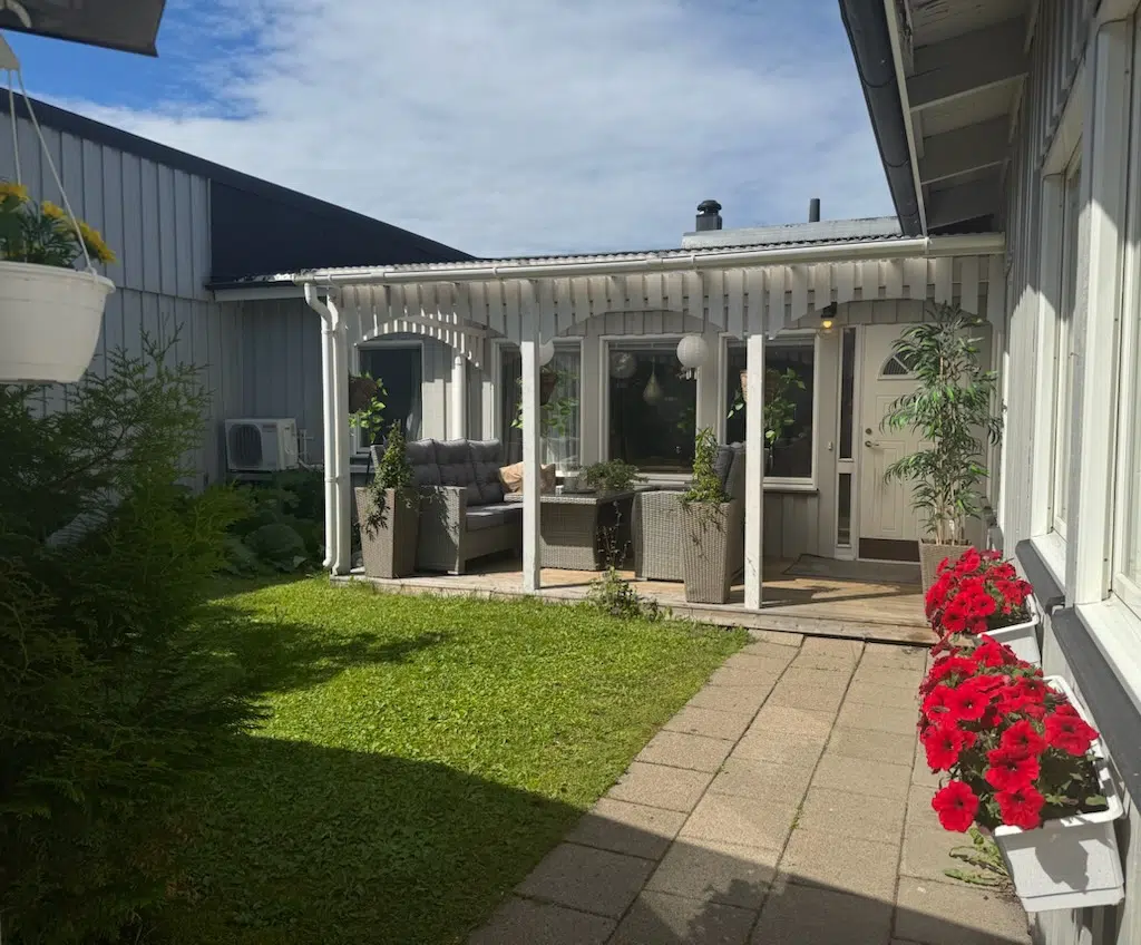 Image 1 of 21 of Bladgatan 59