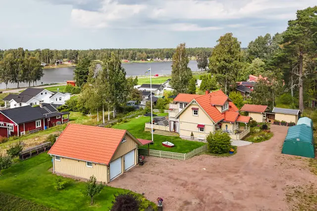 Villa, Vålösundsvägen 39, Kristinehamn. Bild 1 av 1