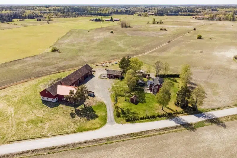 Farm, 5 rooms, 163 m² in Heby