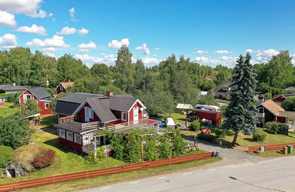 Villa, Kristinelundsvägen 1 & 3, Harbo. Bild 1 av 1