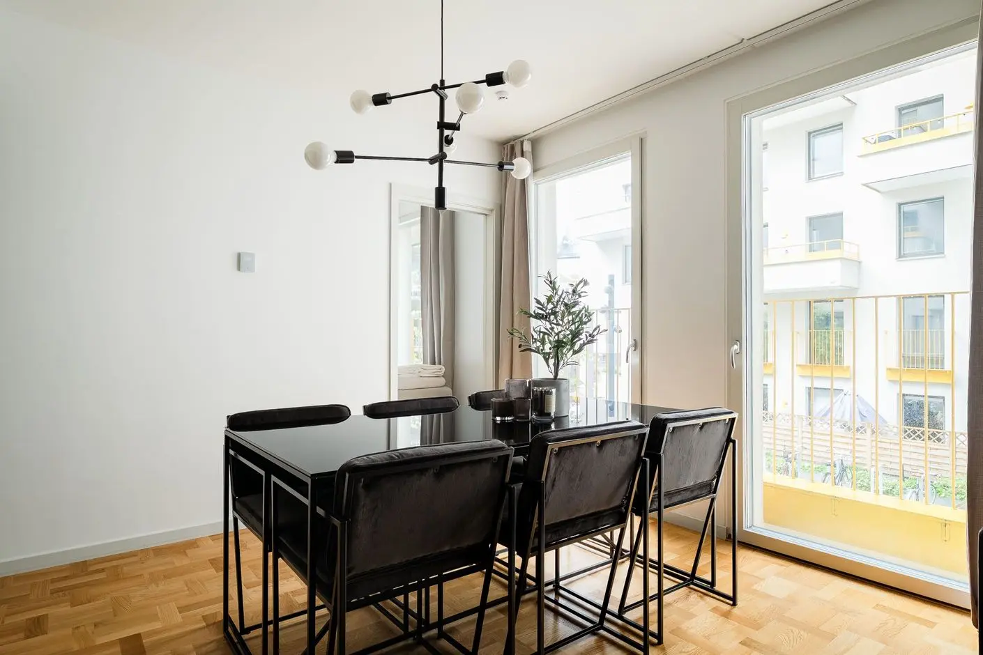 Image 1 of 21 of Vintergatan 2B