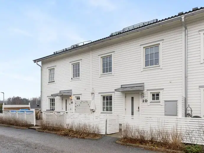 Semi-detached/terraced, 5 rooms, 110 m² in Täby