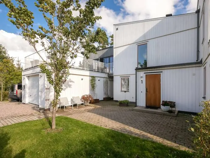 Bild 1 av 21 på Ängsblomsvägen 1