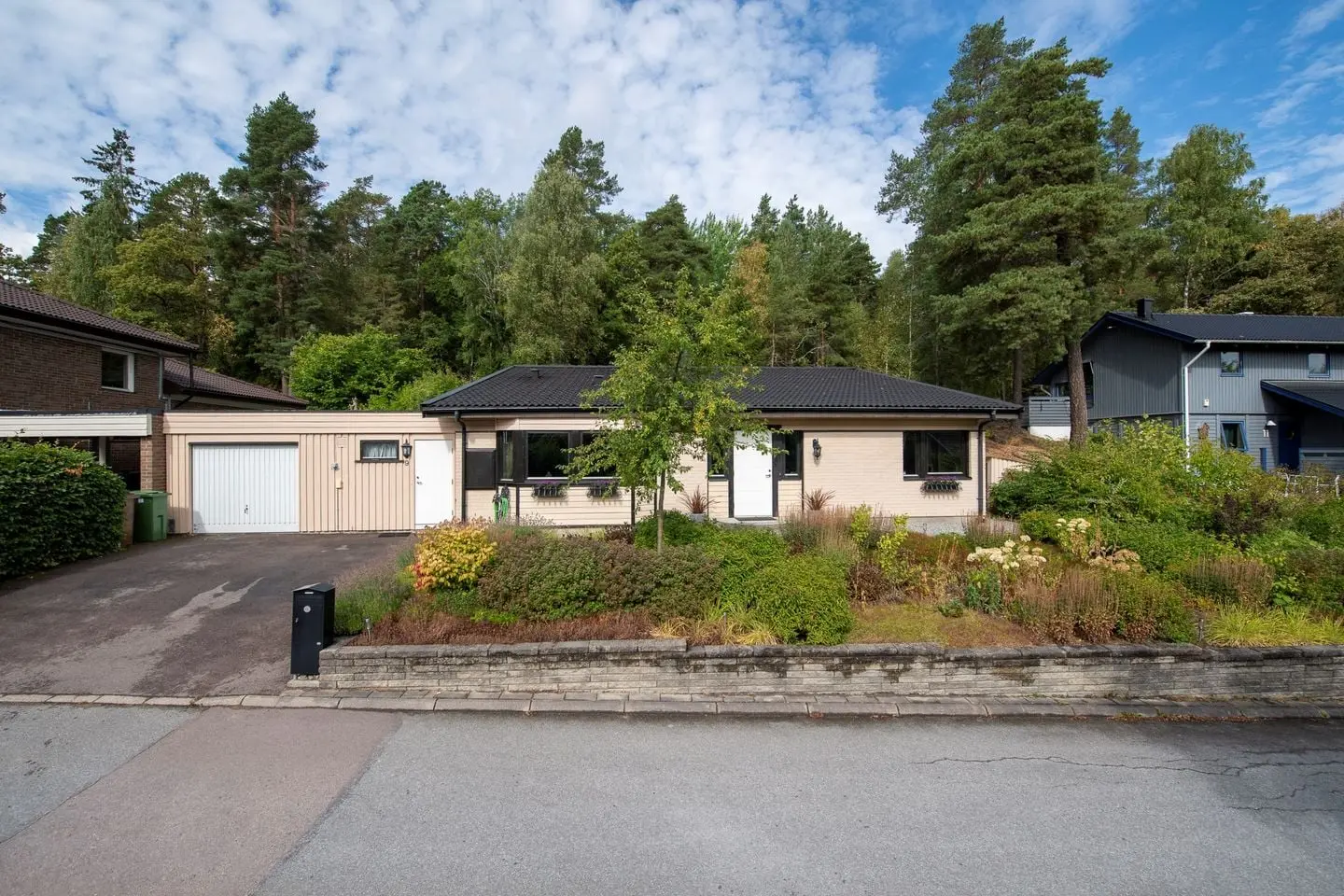 Bild 1 av 54 på Källtorpsvägen 9
