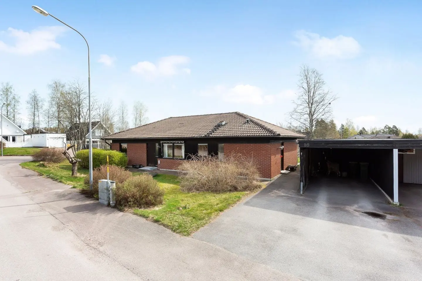 Bild 1 av 37 på Konvaljstigen 16
