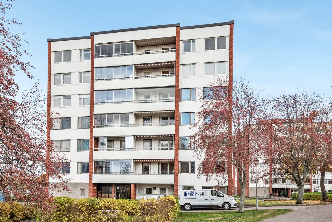 Bild 1 av 6 på Västra Banvägen 18