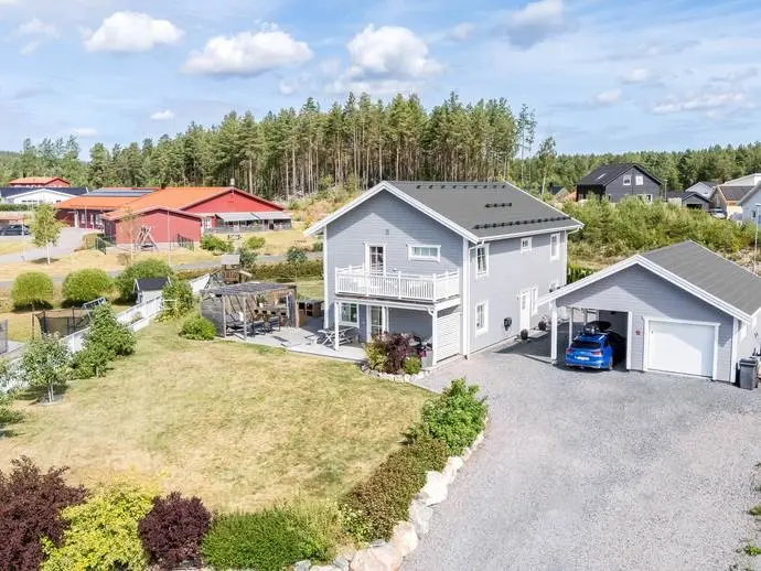 Bild 1 av 21 på Dora Lindgrens väg 95