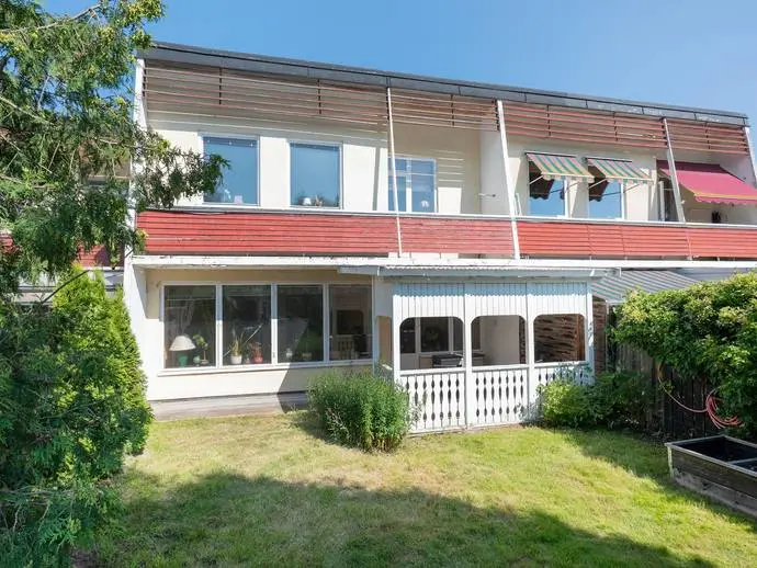 Image 1 of 21 of Hantverkarbacken 32B