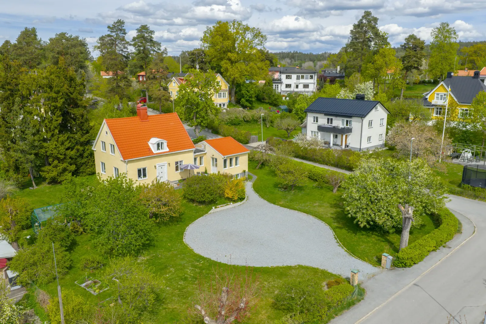 Image 1 of 34 of Stationsvägen 8