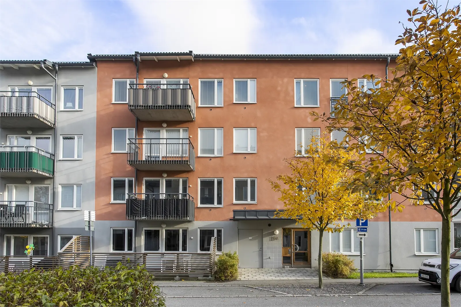 Image 1 of 18 of Munkhättevägen 19A, 1tr