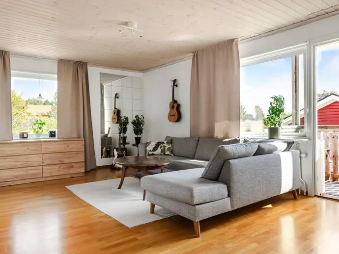 Image 1 of 20 of Laxgatan 17A