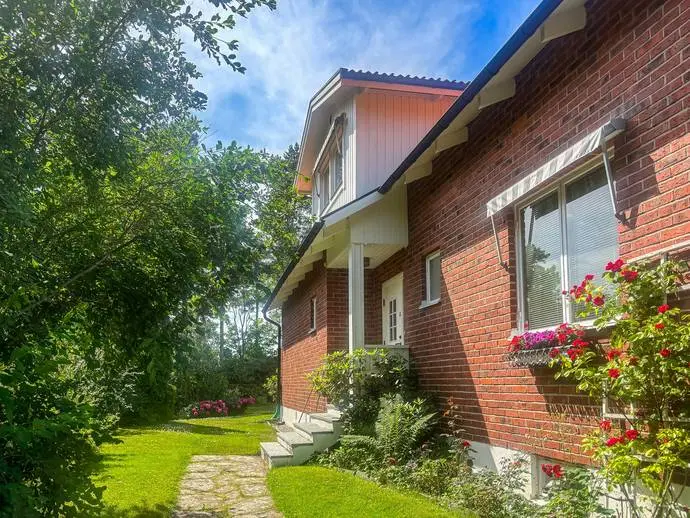 Image 1 of 21 of Skogsfruvägen 11