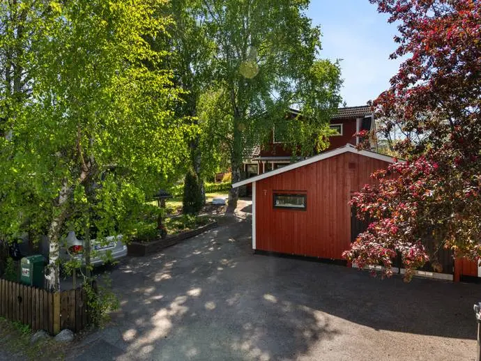 Bild 1 av 21 på Burschstigen 7