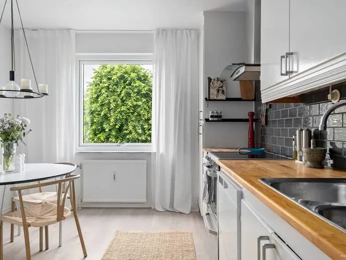 Image 1 of 19 of Irisgatan 2C