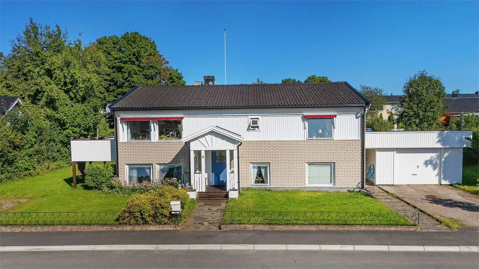 Bild 1 av 6 på Radhusvägen 5