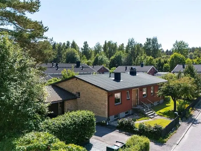 Bild 1 av 21 på Almvägen 11