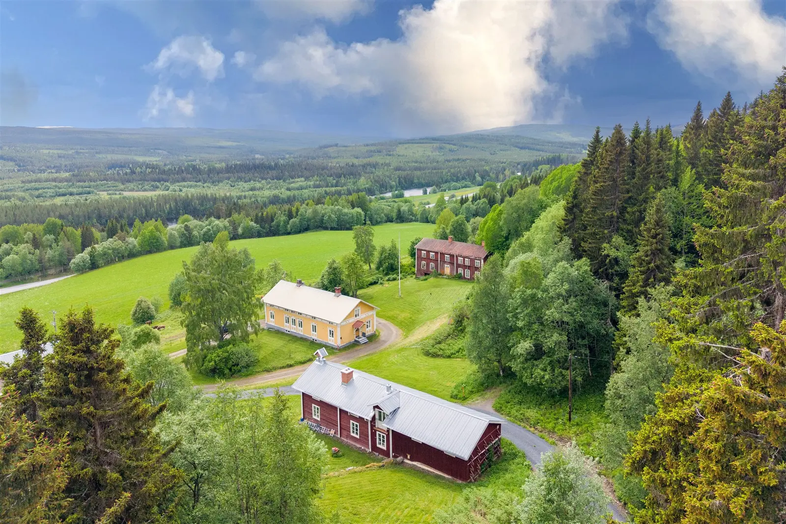 Bild 1 av 41 på Svensta gård 146