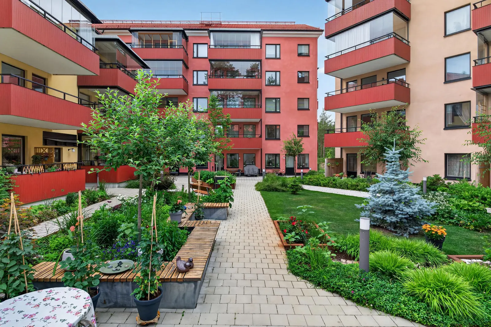 Image 1 of 21 of Torpängsgatan