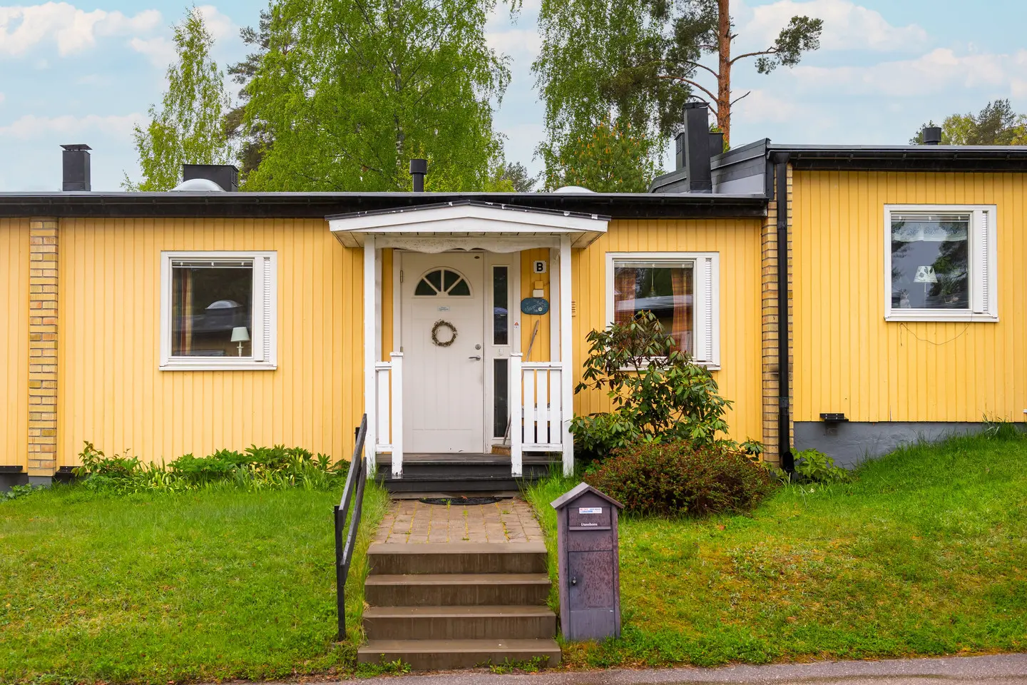 Image 1 of 6 of Skogsfruvägen 8B