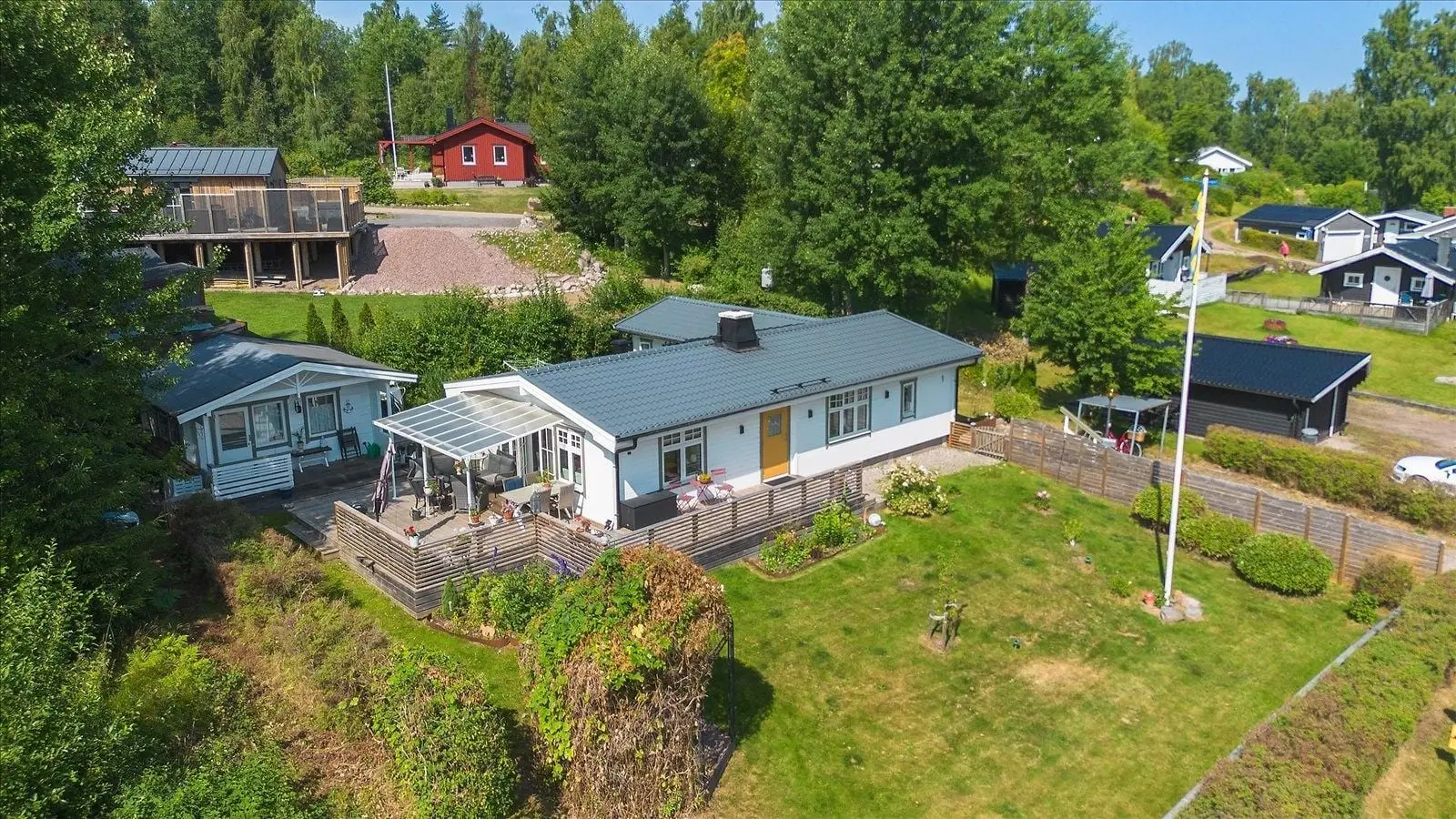 Bild 1 av 41 på Lögevägen 1