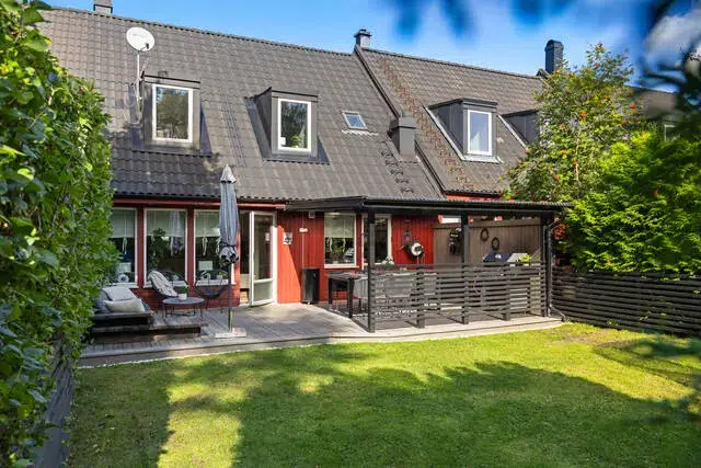 House, 5 rooms, 127 m² in Tumba