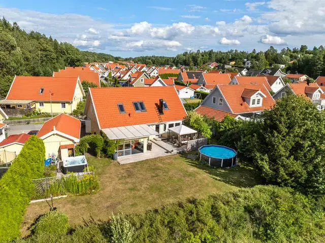 House, 5 rooms, 156 m² in Tumba