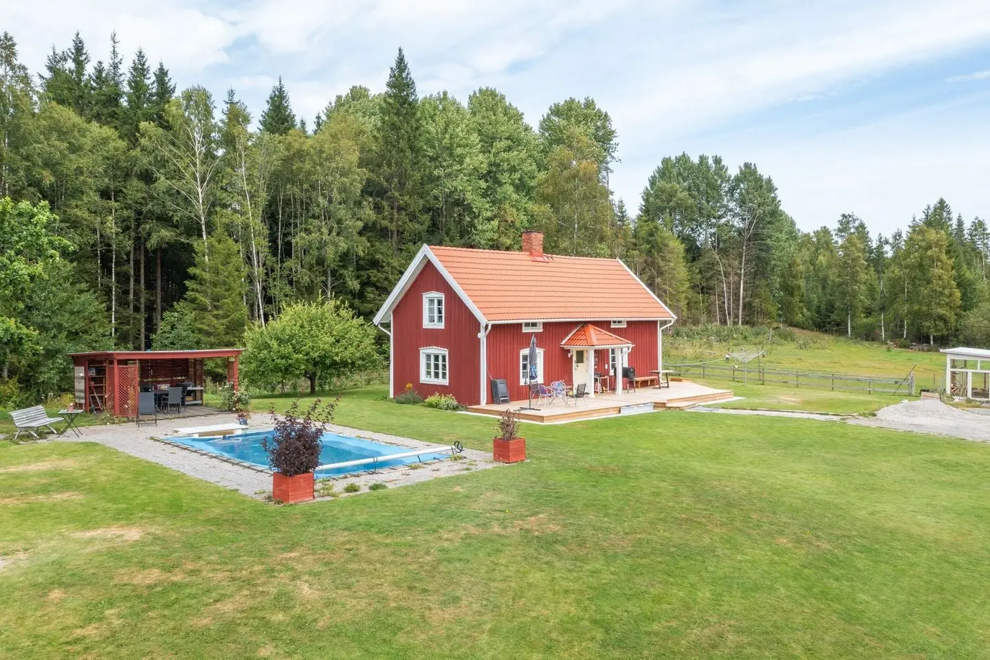 Image 1 of 40 of Skarnhalla Gård 1