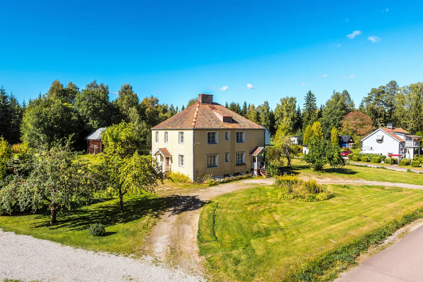 Bild 1 av 28 på Nybovägen 51A, B, C