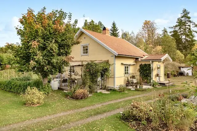 Image 1 of 21 of Månkarbovägen