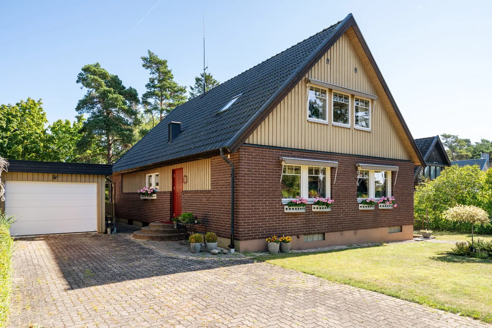 Bild 1 av 40 på Bivråksvägen 3