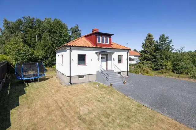 Bild 1 av 41 på Västerbovägen 8
