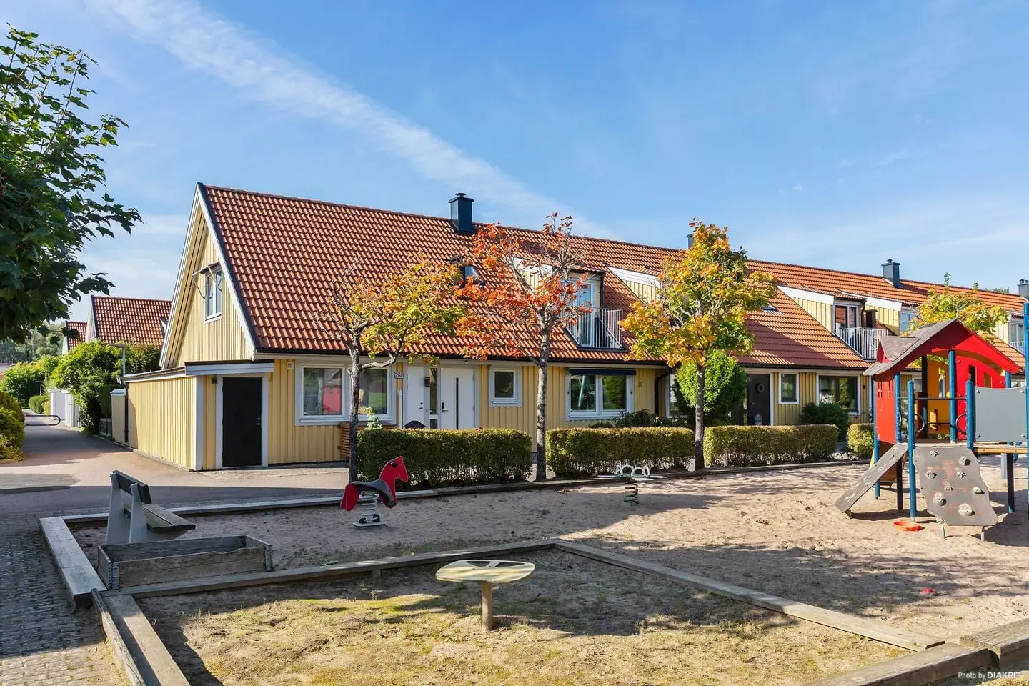 Image 1 of 1 of Persikogatan