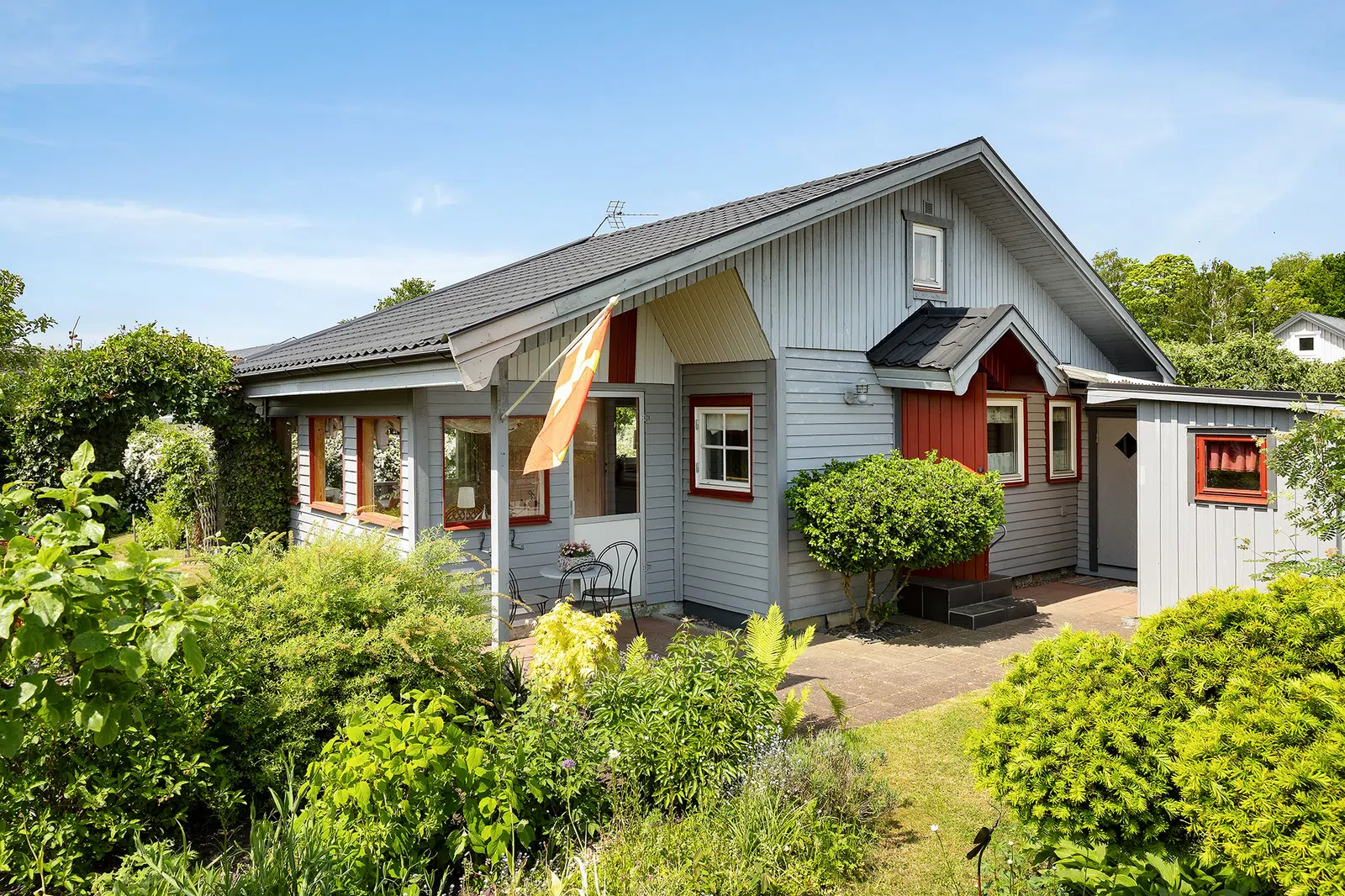 Image 1 of 1 of Solrosgatan 94 Strandhaga