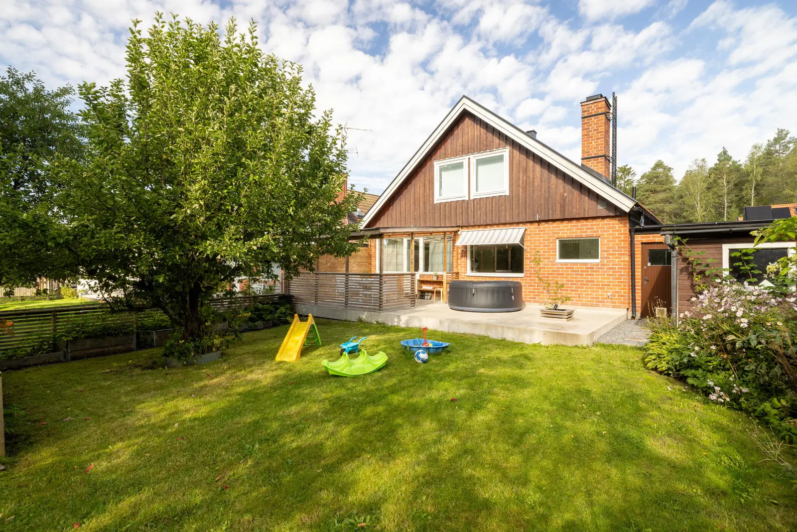 Villa, Dahliavägen 24, Haninge. Bild 1 av 40