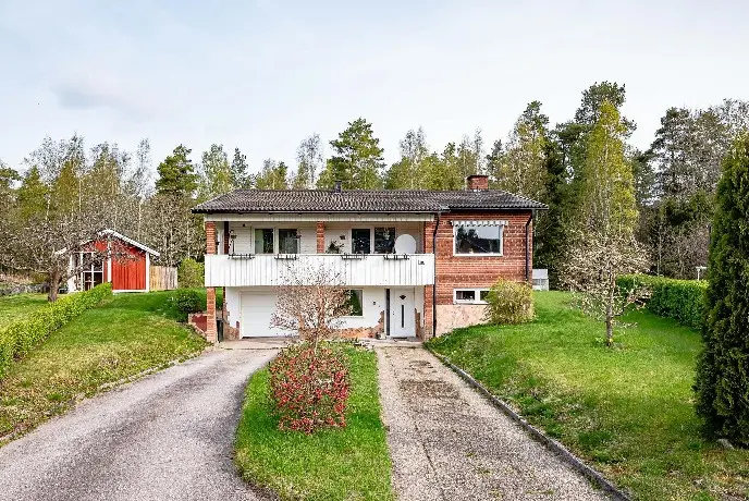 House, Humlevägen 10, Flen. Photo 1 of 33