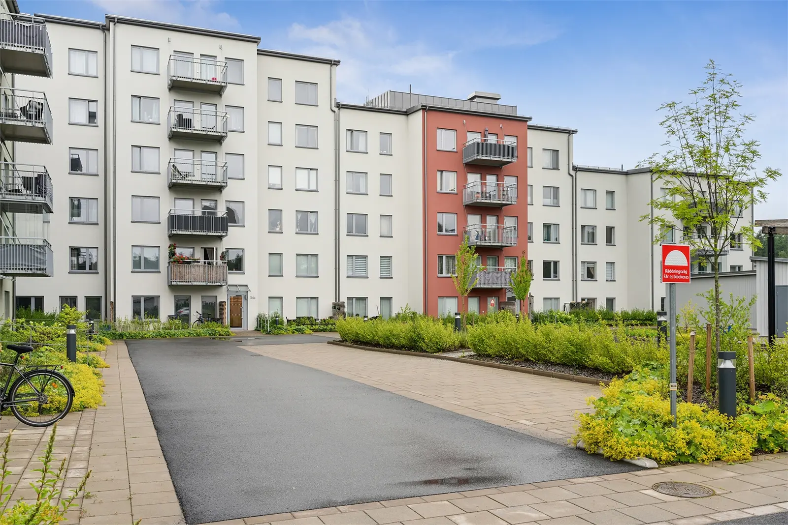 Image 1 of 13 of Erikshällsgatan
