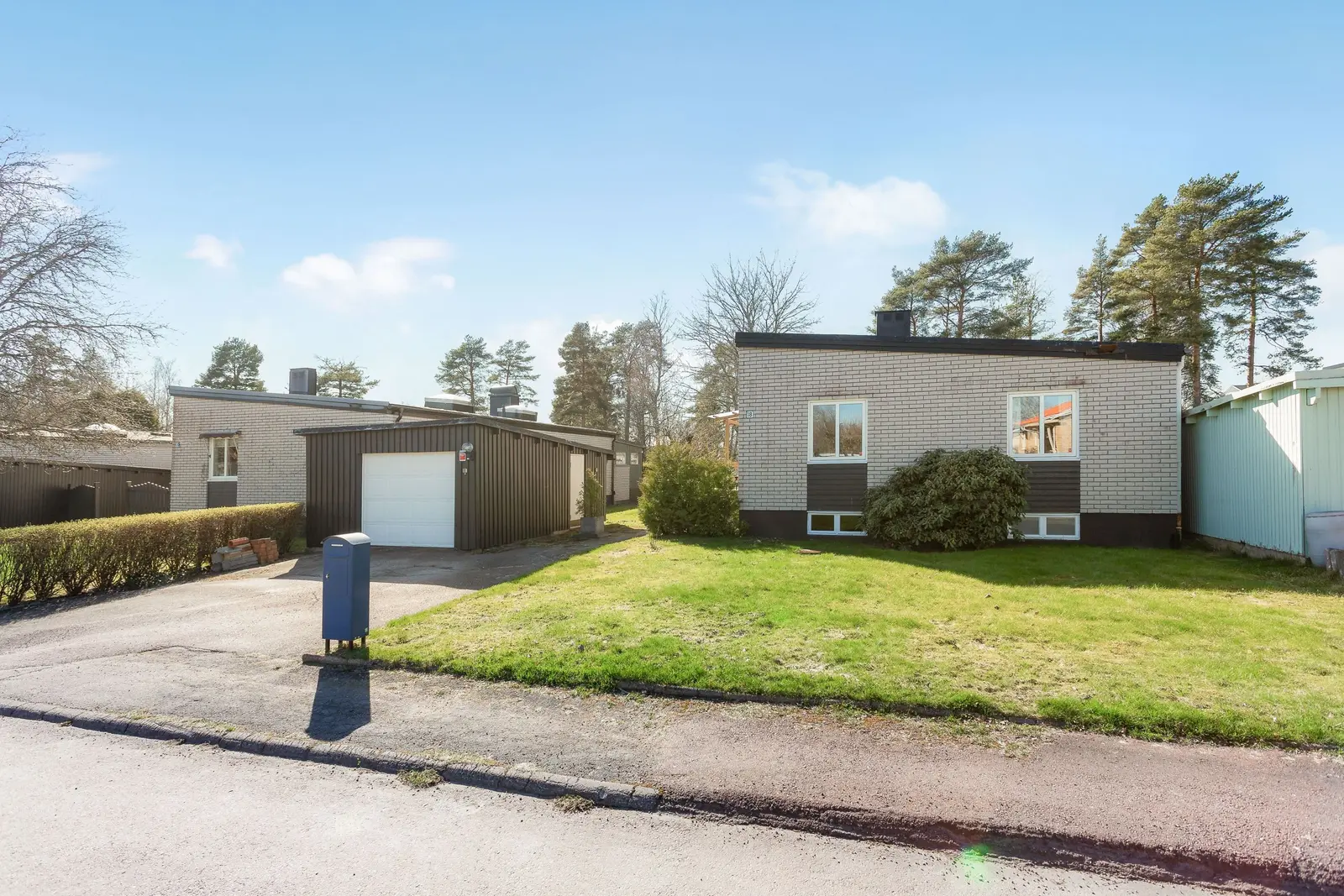 Villa, Ekvägen 18, Kil. Bild 1 av 20