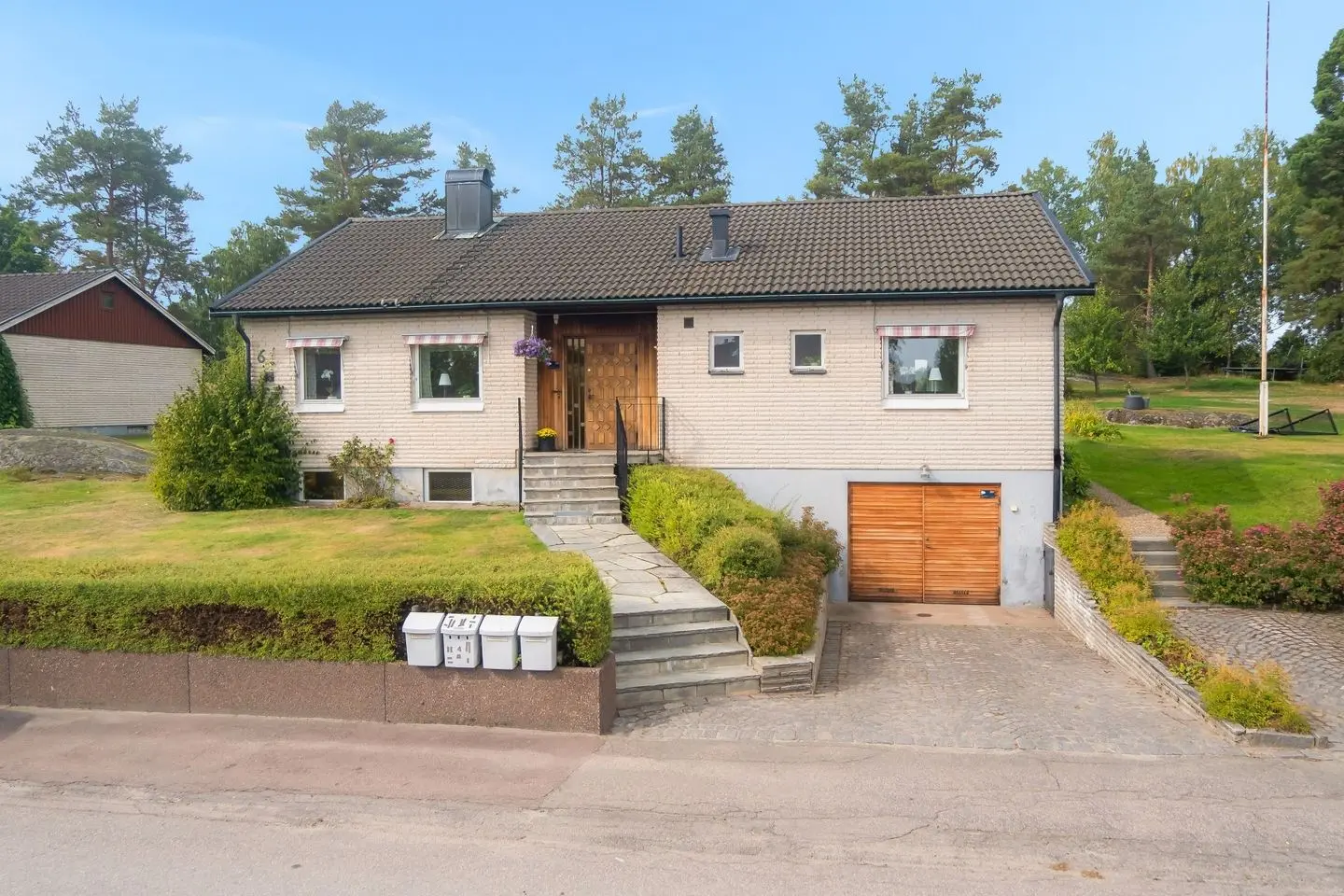 Villa, Björnbärsvägen, Grums. Bild 1 av 38