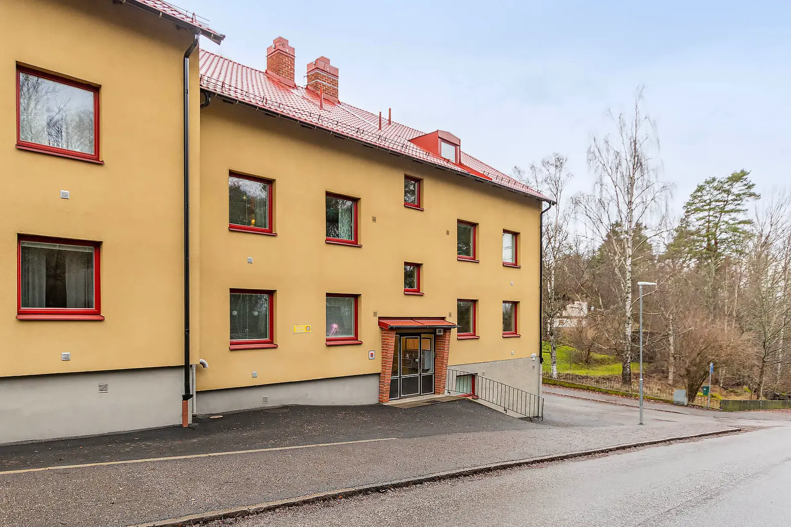 Image 1 of 16 of Villagatan 21B