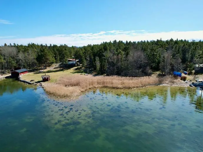 Tomt / mark, Unikt tillfälle – Fastighet på Ingmarsö med sjötomt och ängsmark. Bild 1 av 16