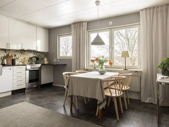 Lägenhet, Östra porten 47. Bild 1 av 20