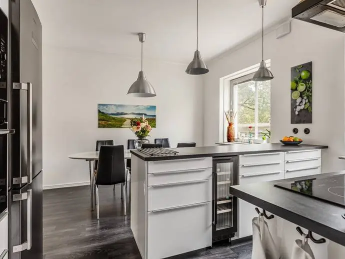 Lägenhet, Nya Tanneforsvägen 33B. Bild 1 av 17
