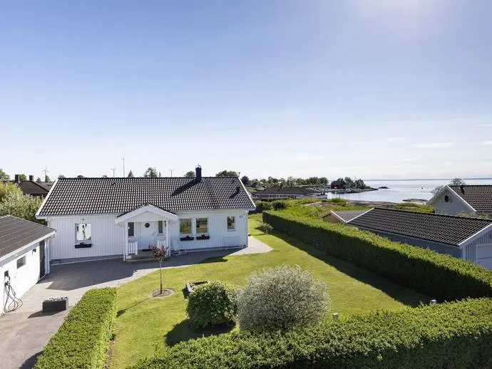Bild 1 av 20 på Drottning Ommas väg 17