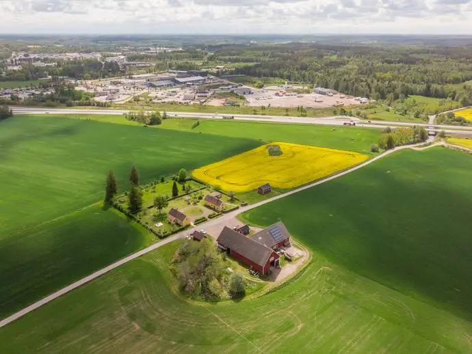 Bild 1 av 6 på Del av Skrukeby Östergård 2