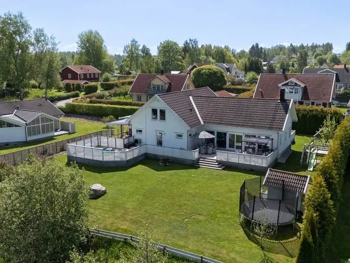 Bild 1 av 20 på Björktrastvägen 33