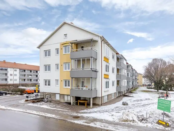 Bild 1 av 15 på Nävertorps Torg 10