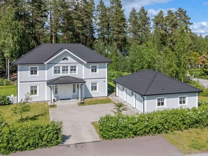 Bild 1 av 20 på Britta Hazelius väg 45